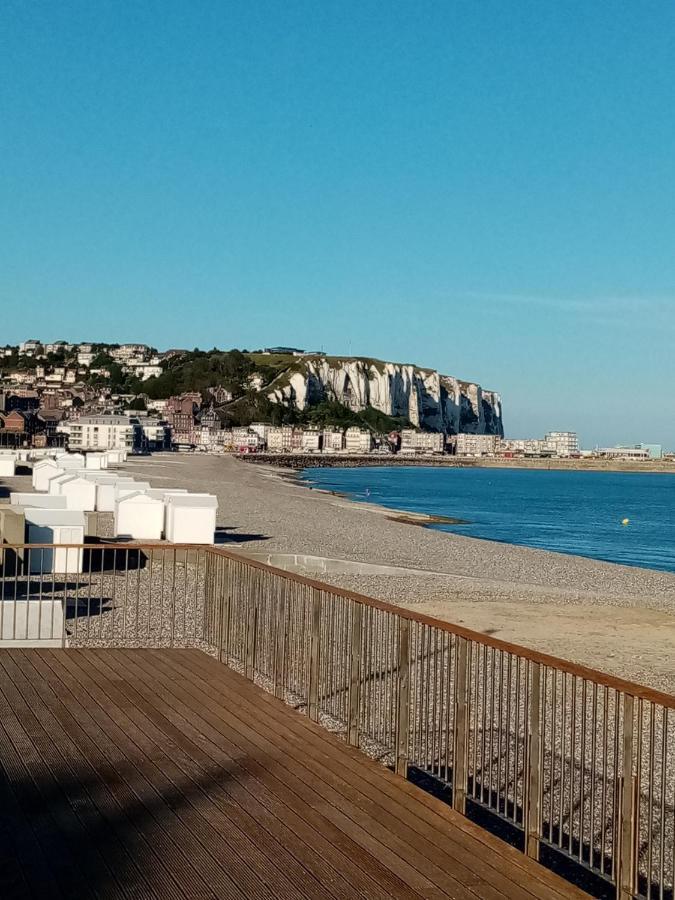 Appartement avec Balcon au 1er étage Vue latérale Mer à 50 mètres de la plage à Mers les Bains. Exterior foto