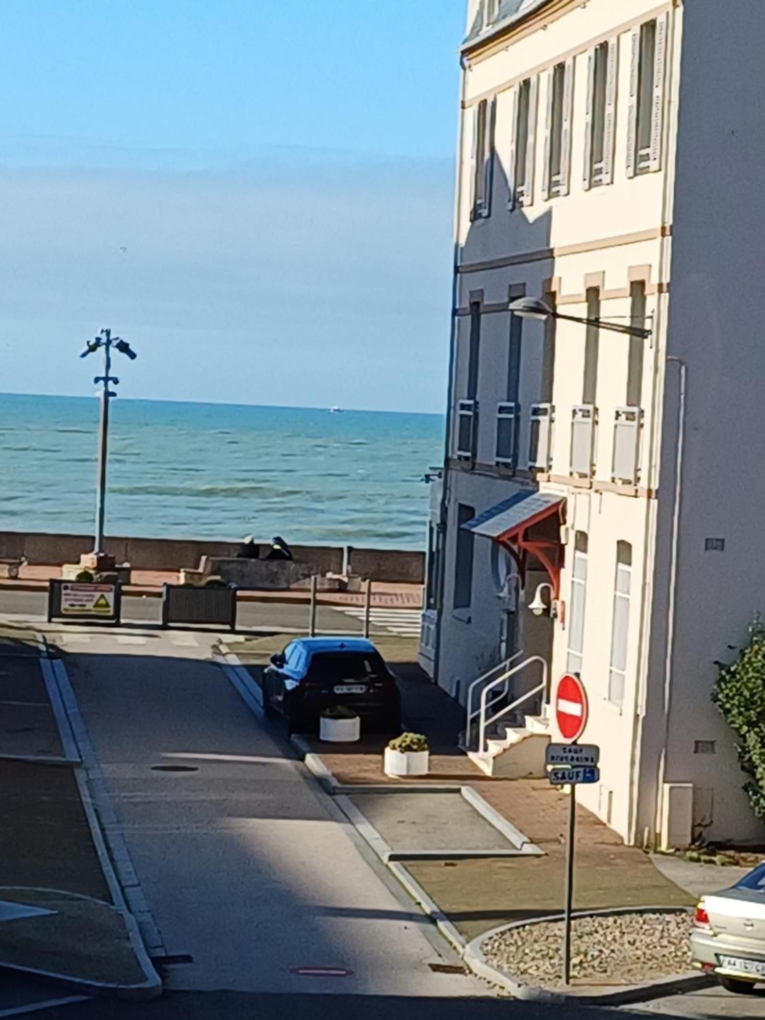 Appartement avec Balcon au 1er étage Vue latérale Mer à 50 mètres de la plage à Mers les Bains. Exterior foto